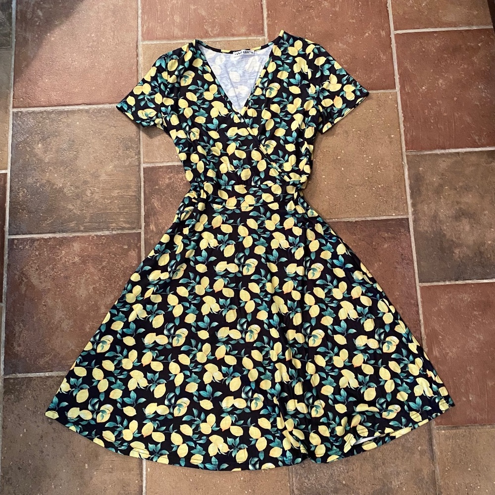 M Fit-and-flare v-neck lemon print dress!